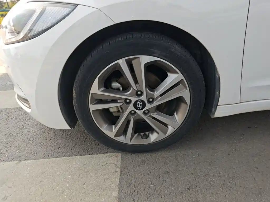 Hyundai Elantra — фото 23