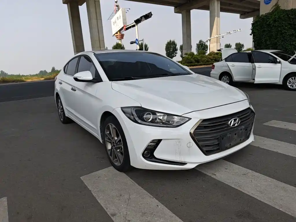 Hyundai Elantra — фото 4