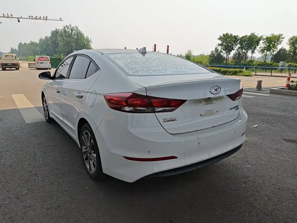 Hyundai Elantra — фото 5