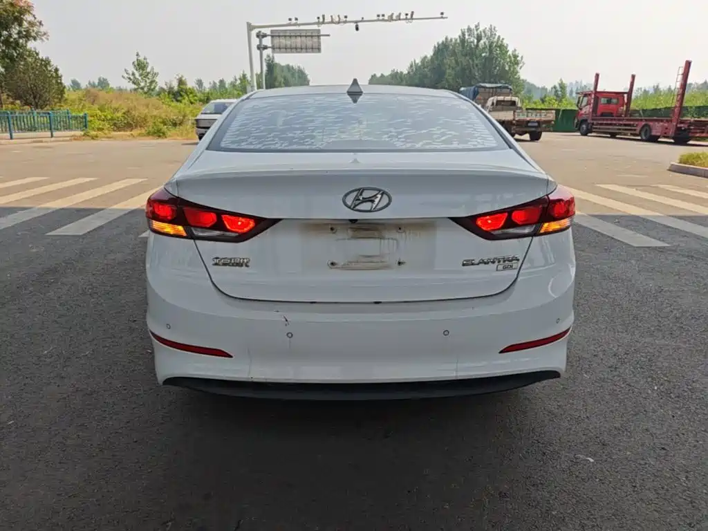 Hyundai Elantra — фото 6