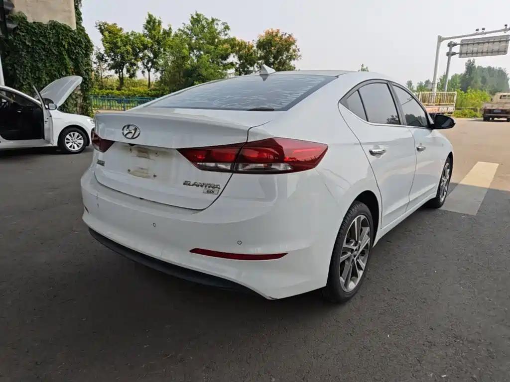 Hyundai Elantra — фото 7