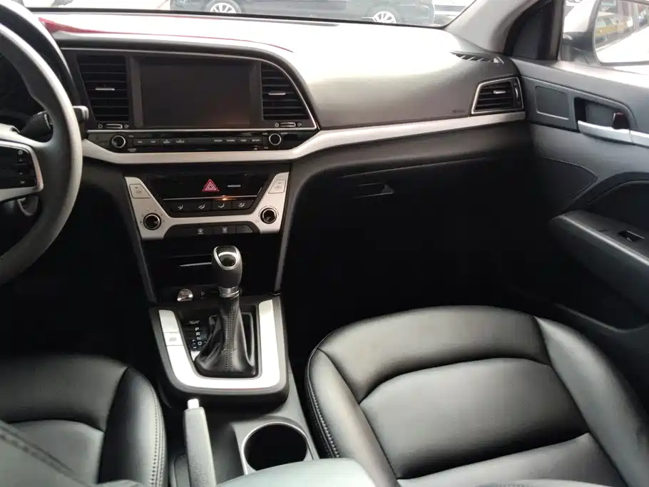 Hyundai Elantra — фото 13