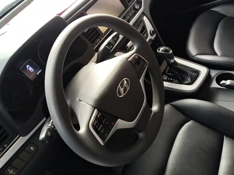 Hyundai Elantra — фото 15