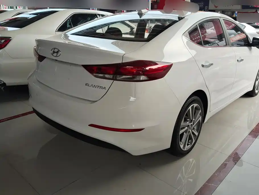 Hyundai Elantra — фото 3