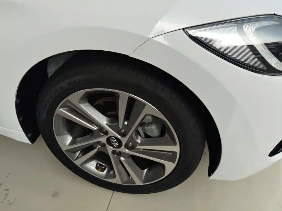 Hyundai Elantra — фото 6