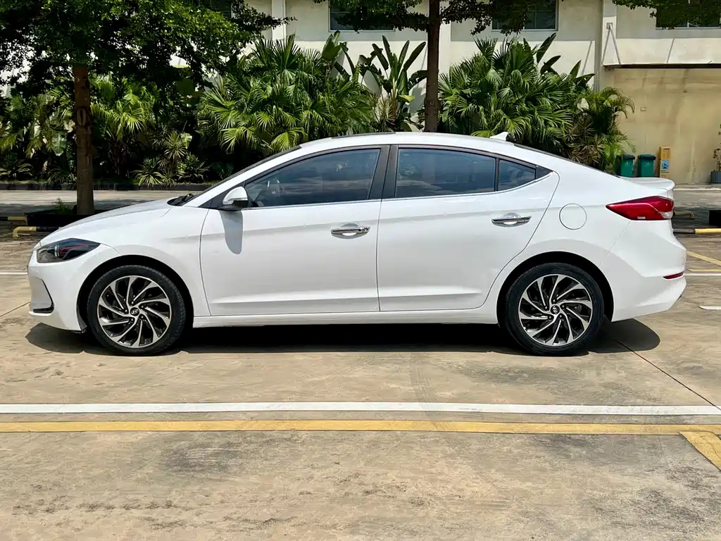 Hyundai Elantra — фото 4