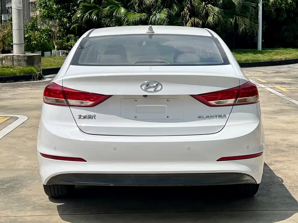 Hyundai Elantra — фото 5