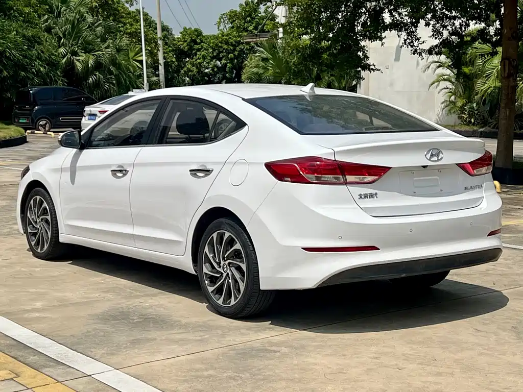 Hyundai Elantra — фото 6