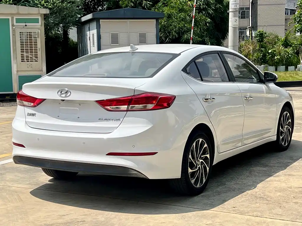 Hyundai Elantra — фото 7