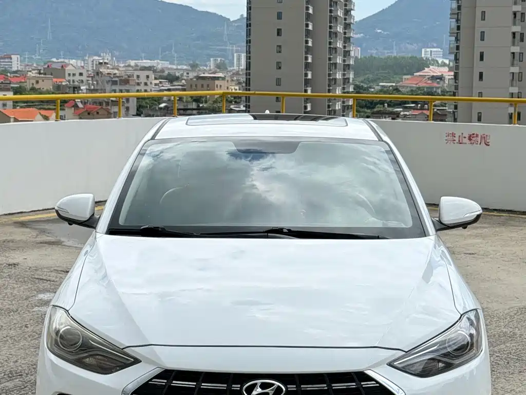 Hyundai Elantra — фото 2
