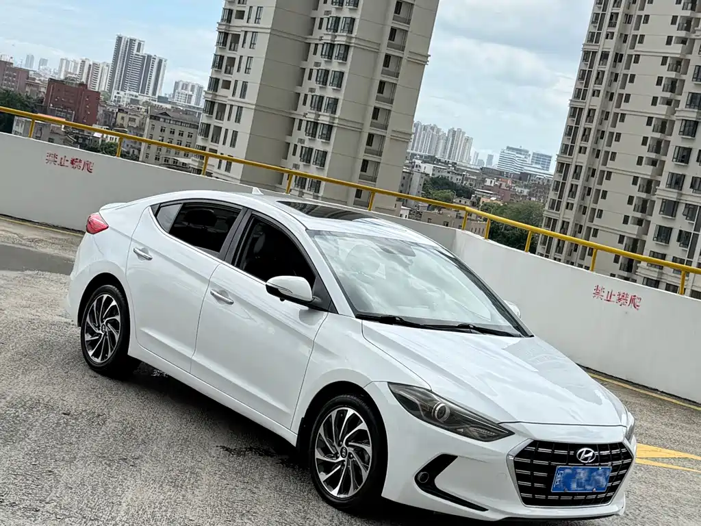 Hyundai Elantra — фото 3
