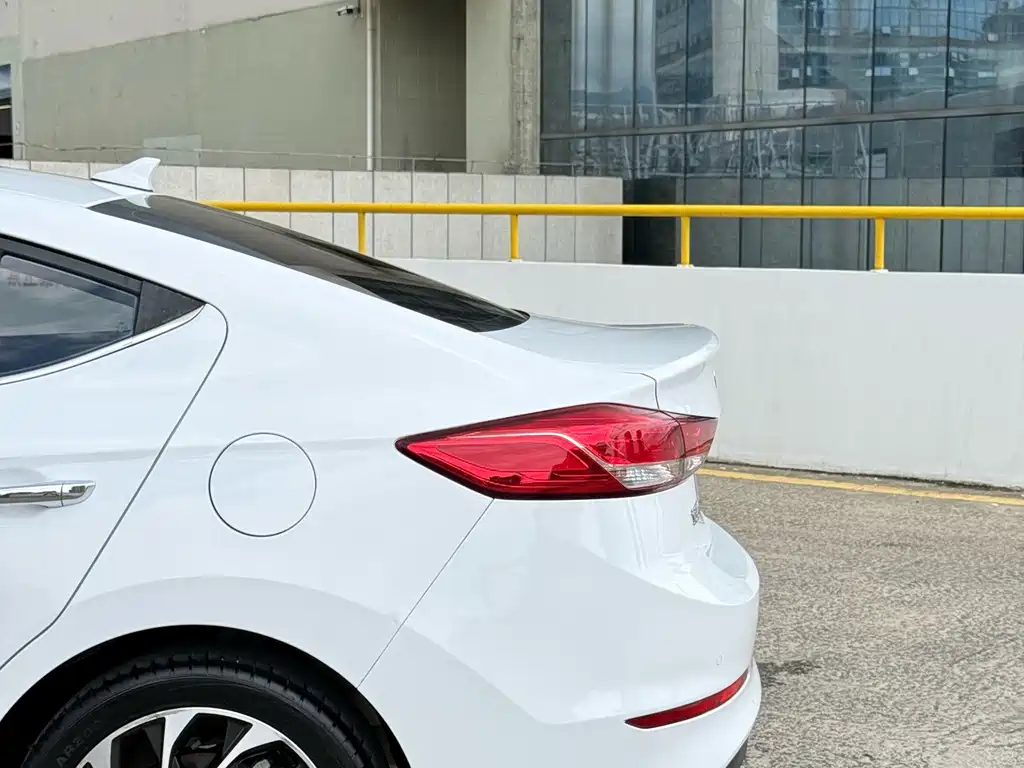 Hyundai Elantra — фото 4