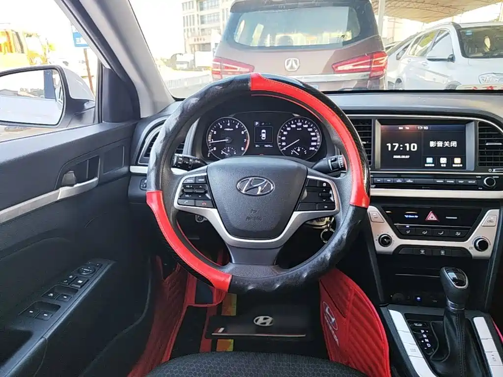 Hyundai Elantra — фото 11