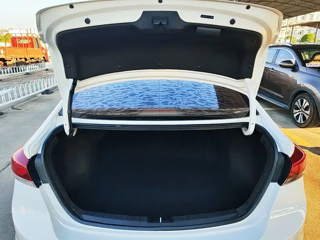 Hyundai Elantra — фото 19