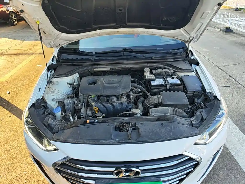 Hyundai Elantra — фото 20