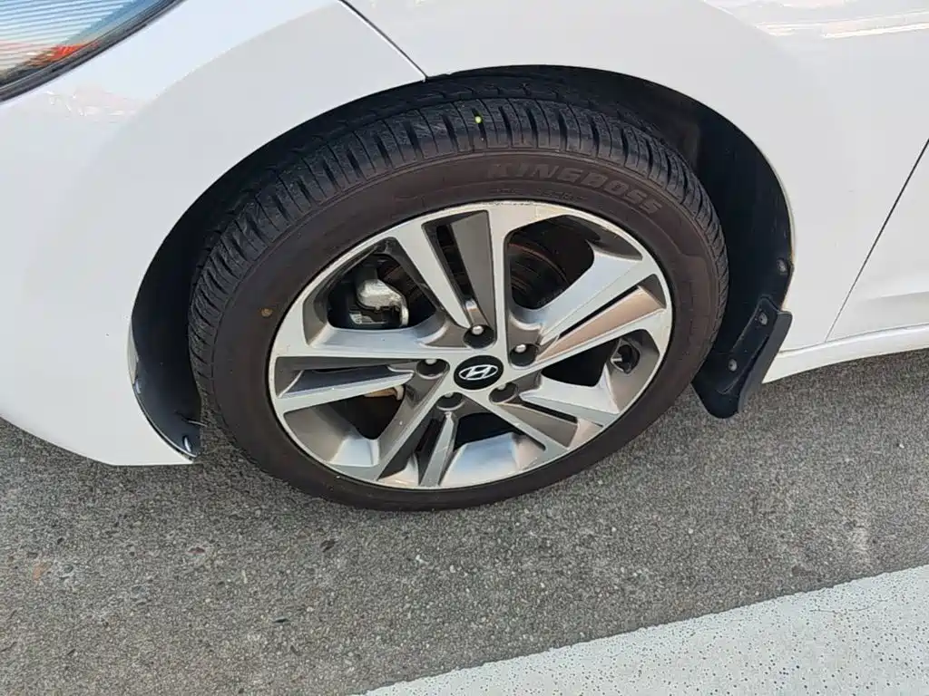Hyundai Elantra — фото 23