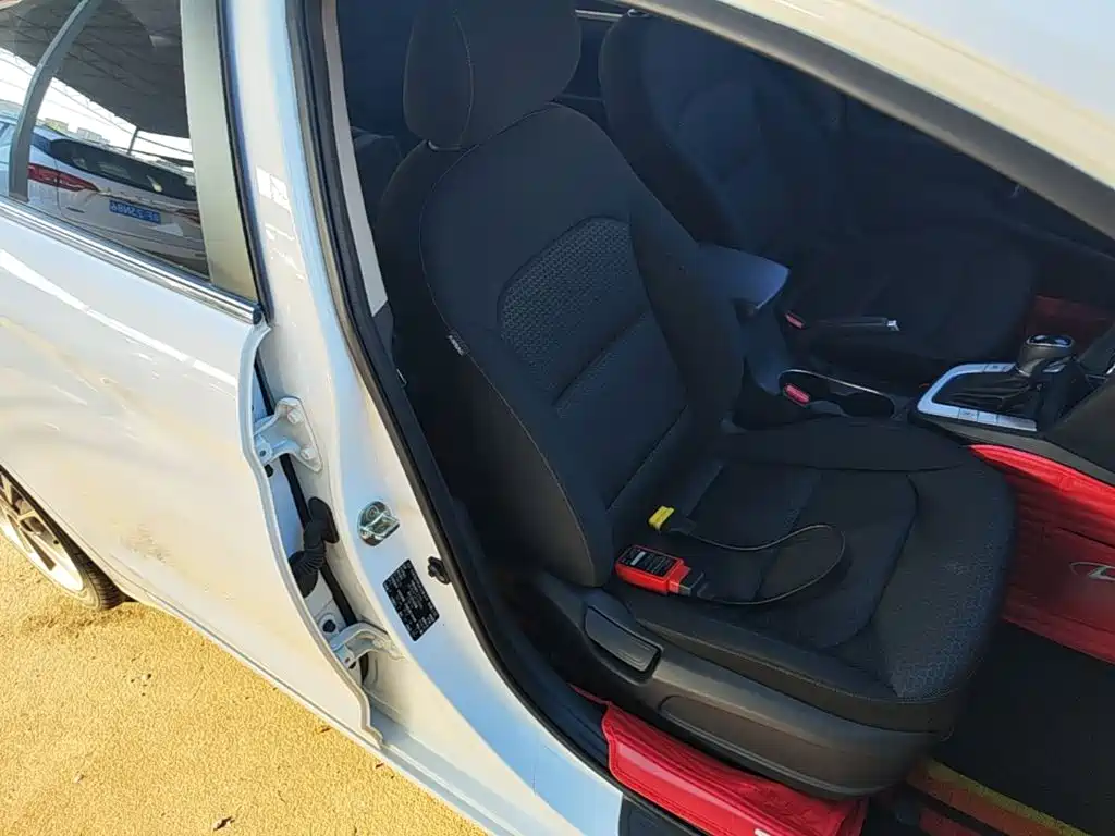 Hyundai Elantra — фото 25