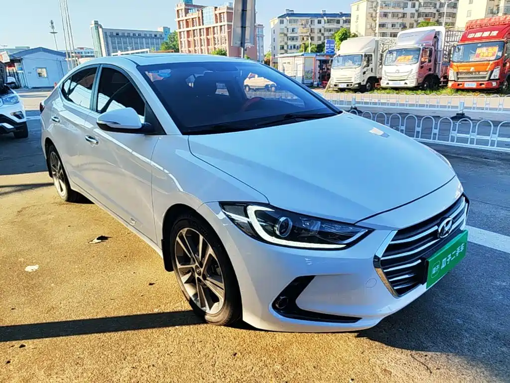 Hyundai Elantra — фото 4