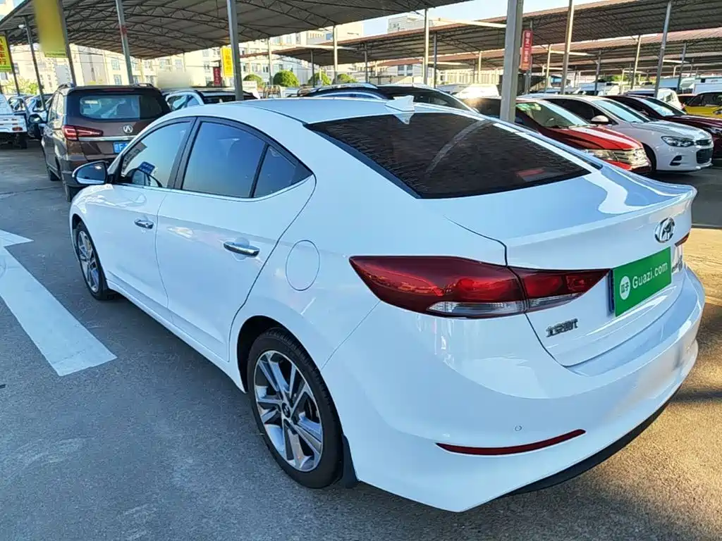Hyundai Elantra — фото 5