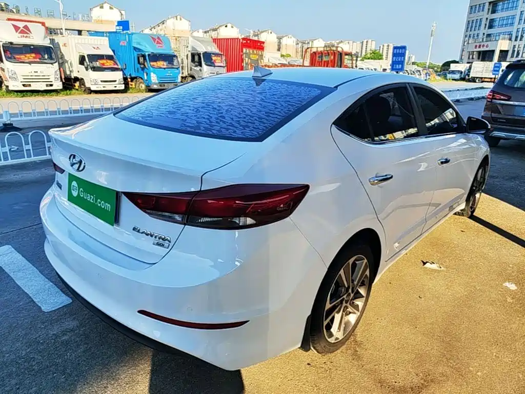 Hyundai Elantra — фото 7