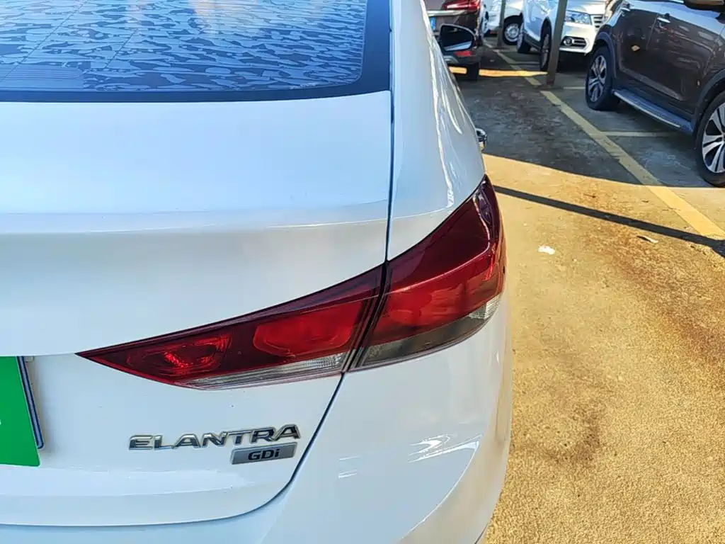 Hyundai Elantra — фото 8