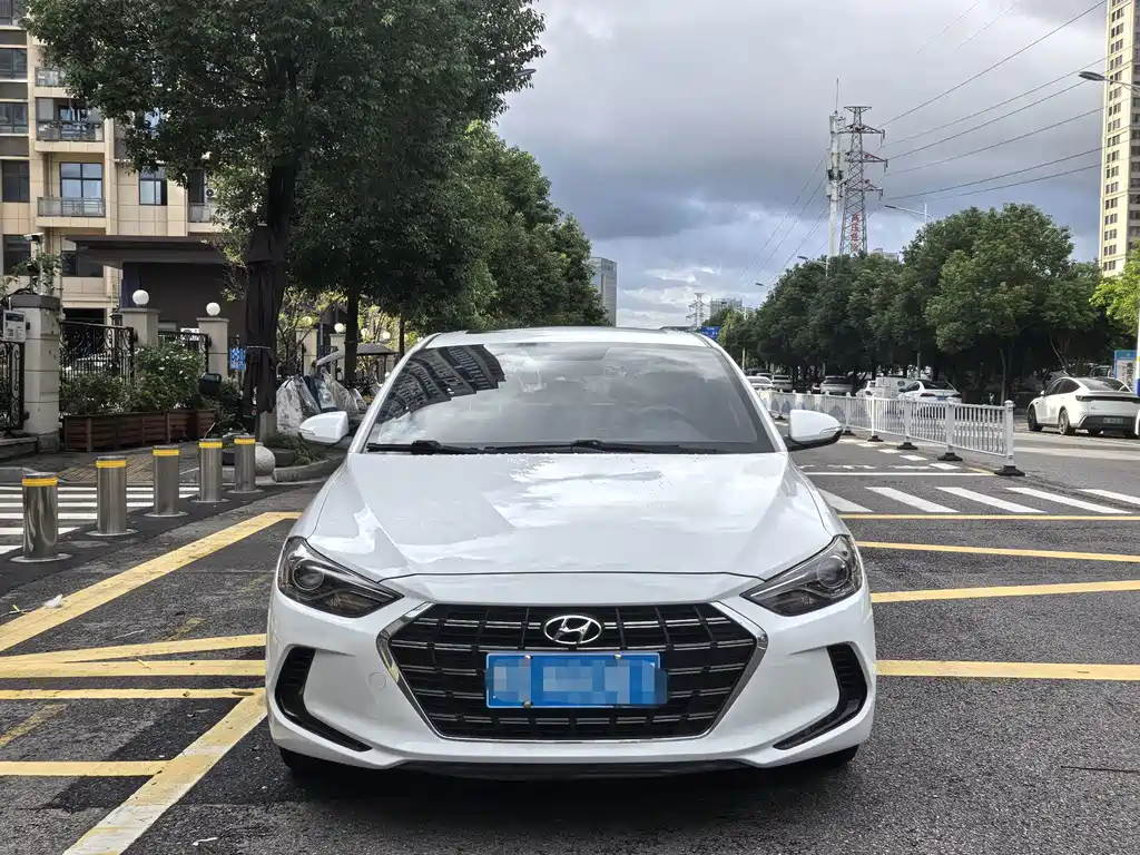 Hyundai Elantra — фото 2