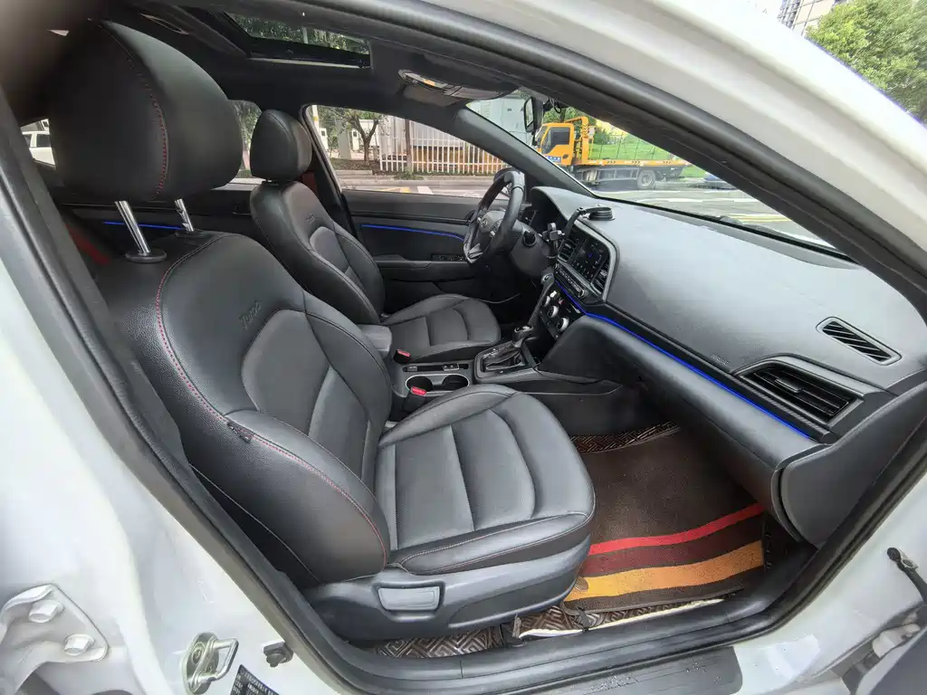 Hyundai Elantra — фото 11