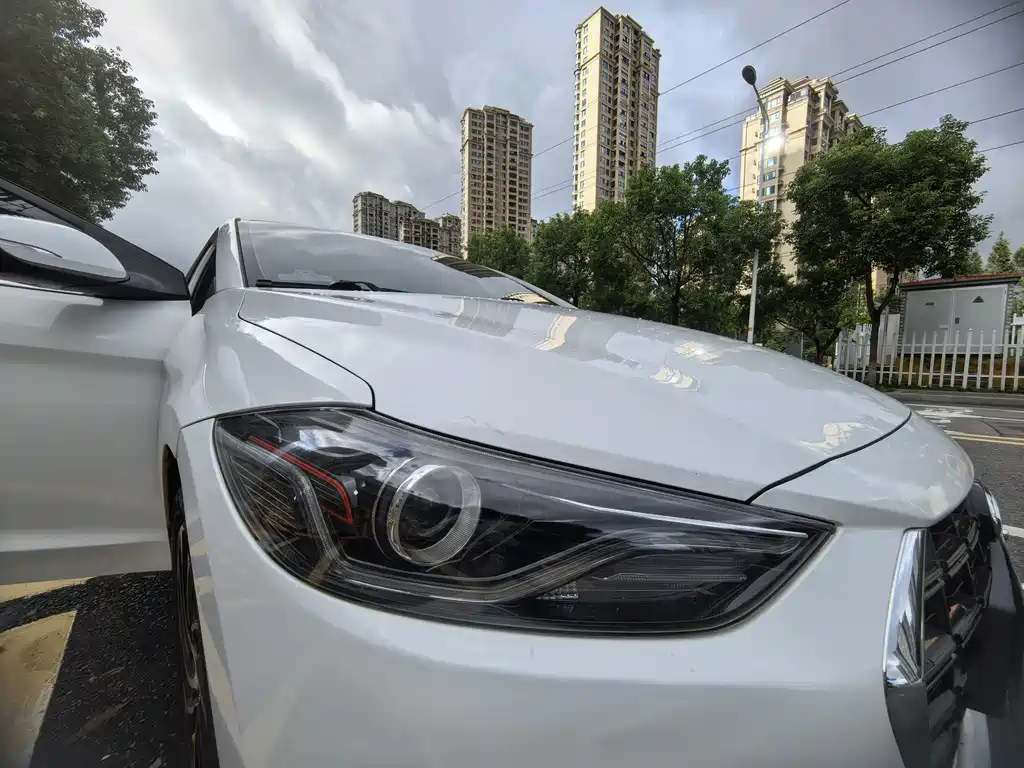 Hyundai Elantra — фото 12