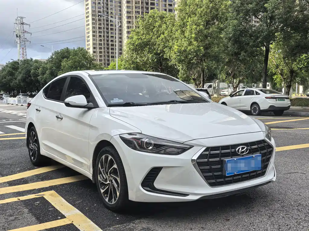 Hyundai Elantra — фото 3