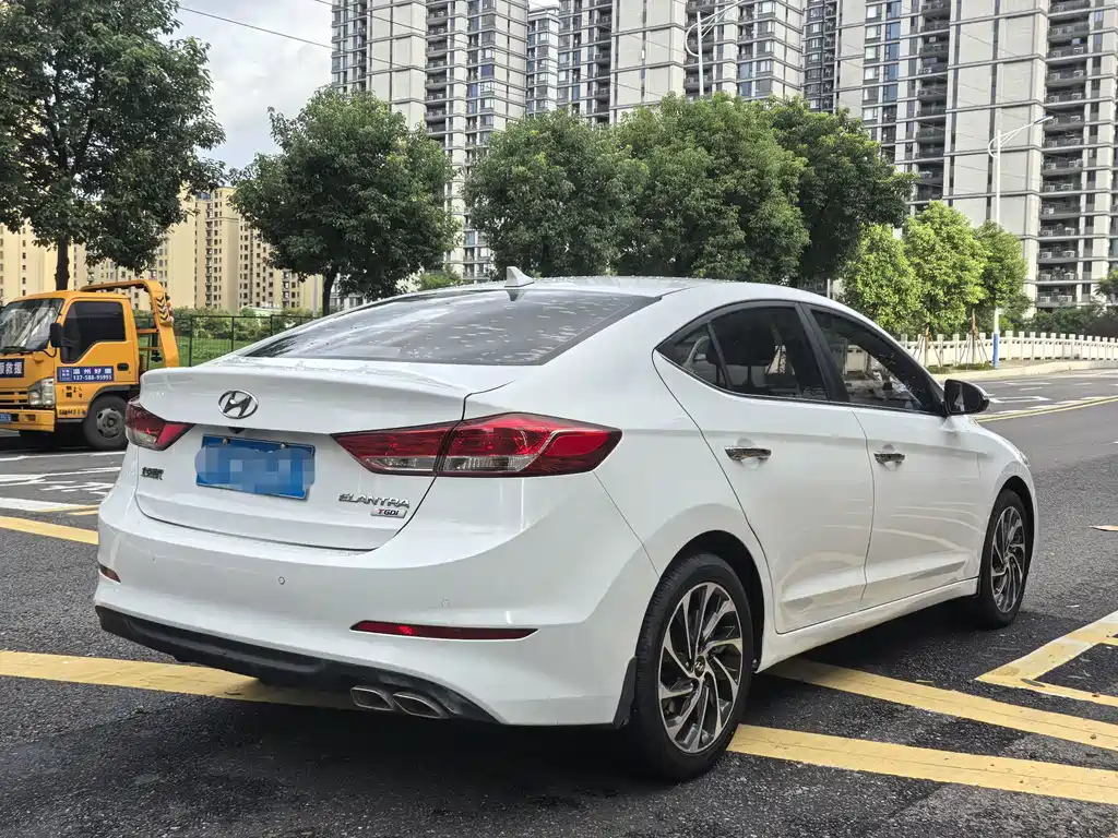 Hyundai Elantra — фото 4