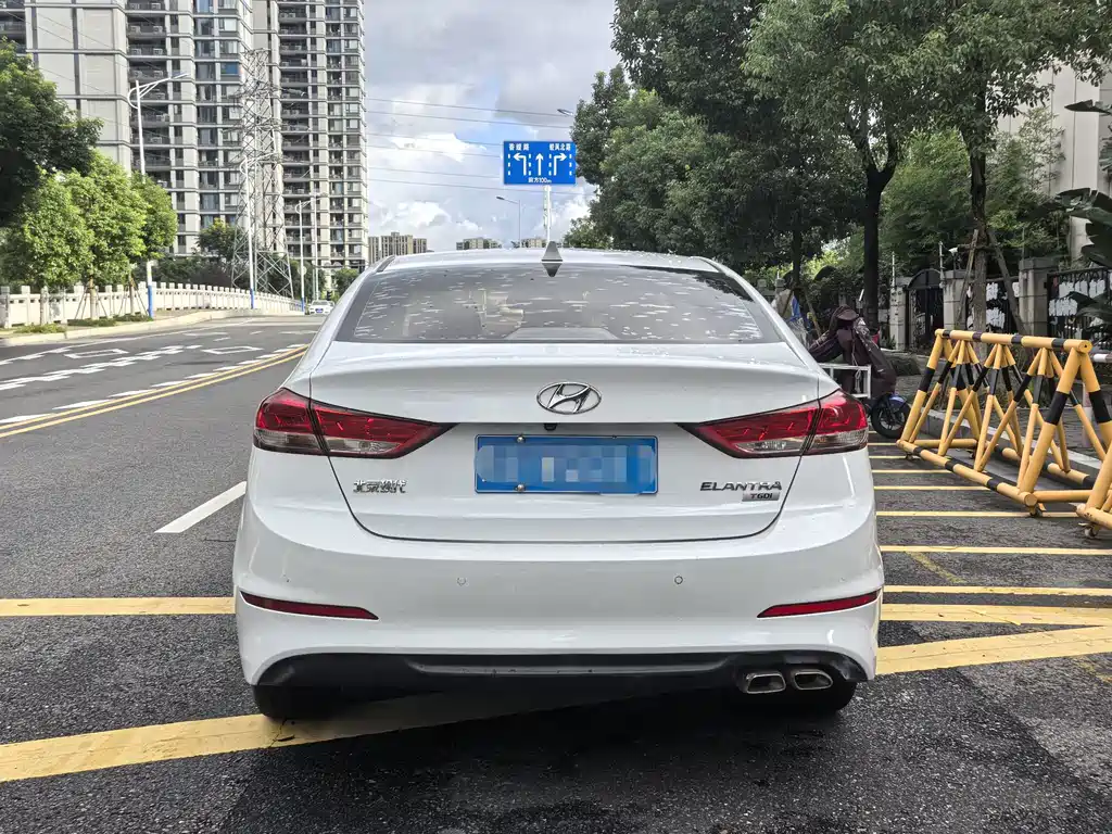 Hyundai Elantra — фото 5