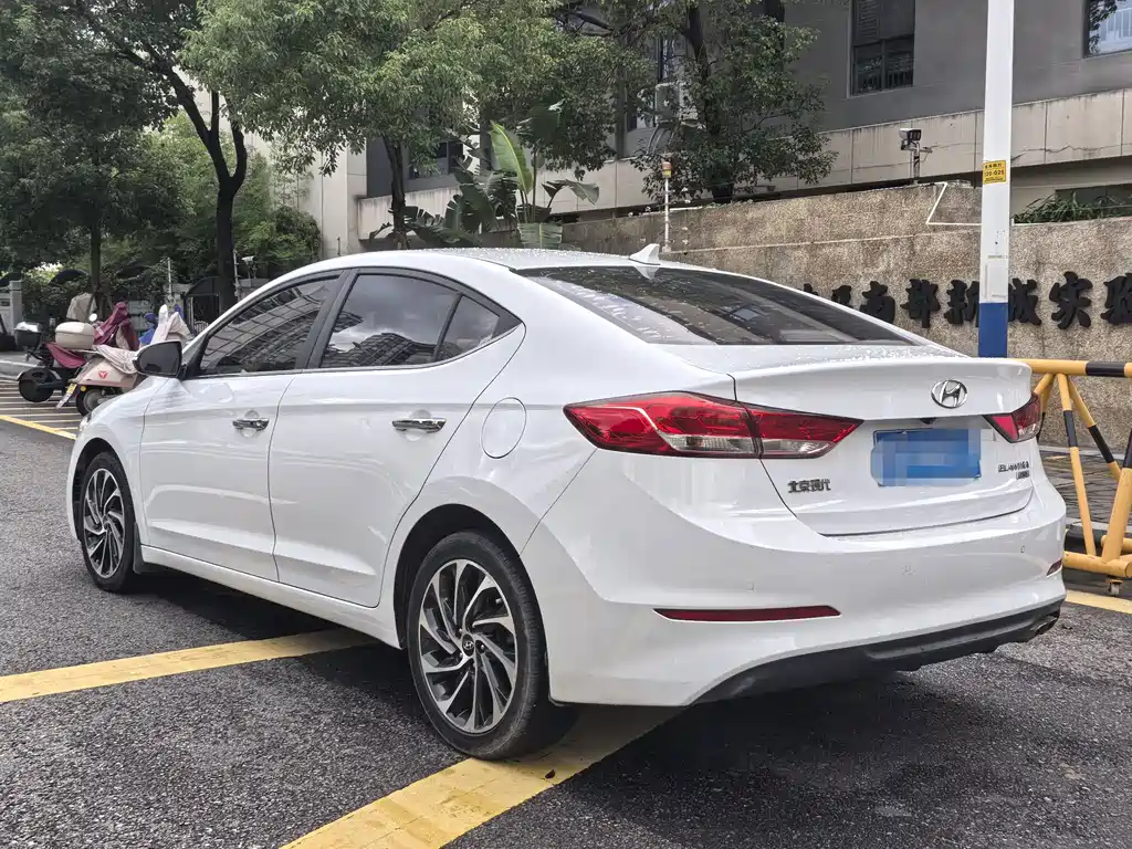 Hyundai Elantra — фото 6