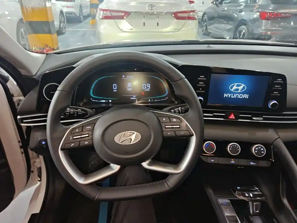Hyundai Elantra — фото 11