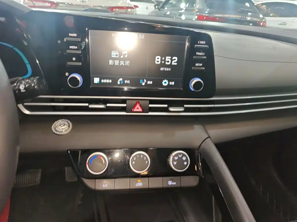 Hyundai Elantra — фото 13
