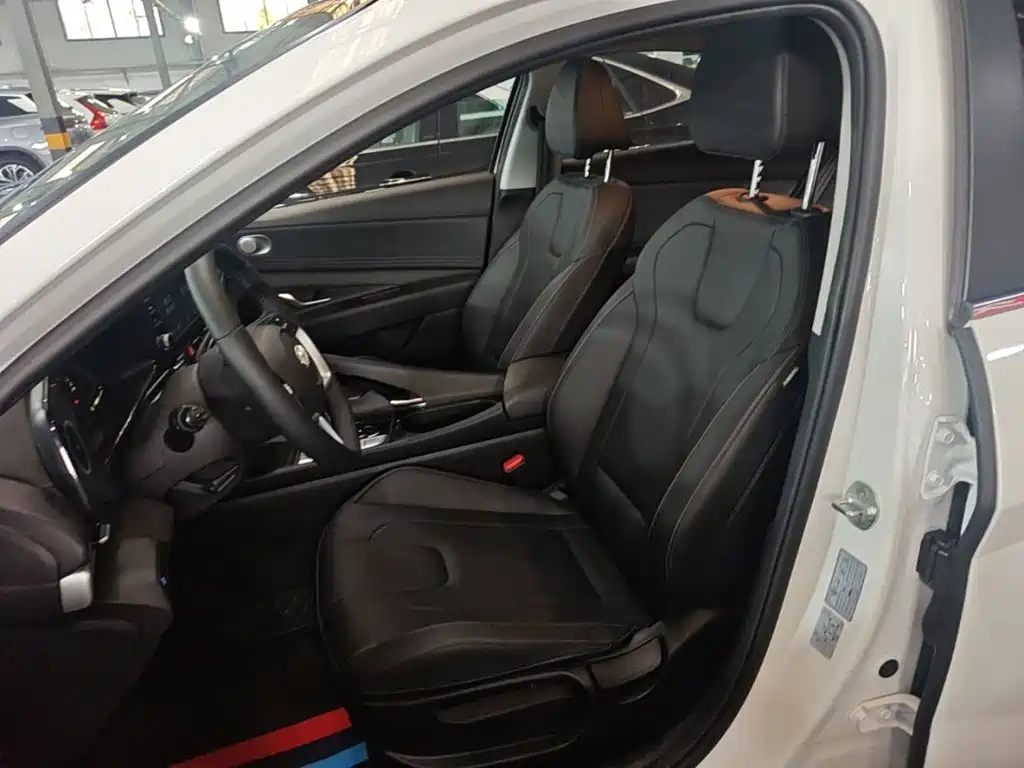 Hyundai Elantra — фото 15