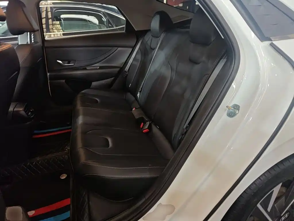 Hyundai Elantra — фото 17