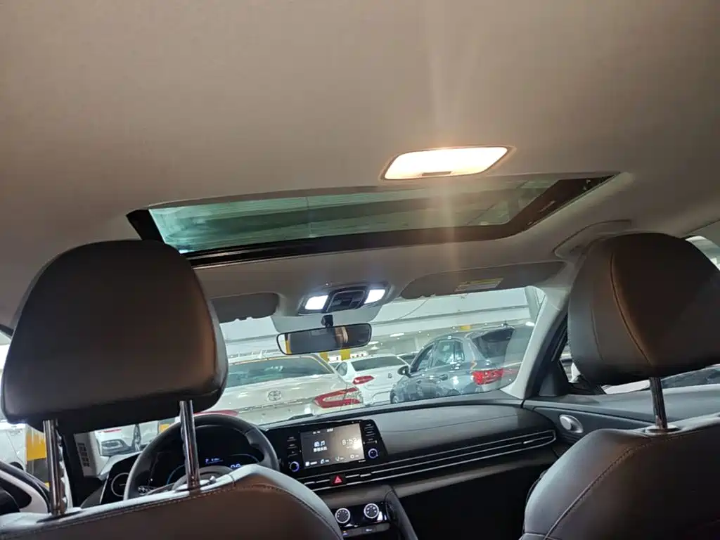Hyundai Elantra — фото 18
