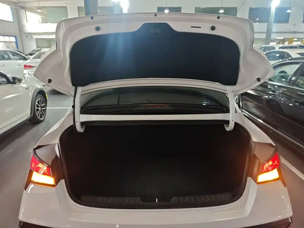 Hyundai Elantra — фото 19
