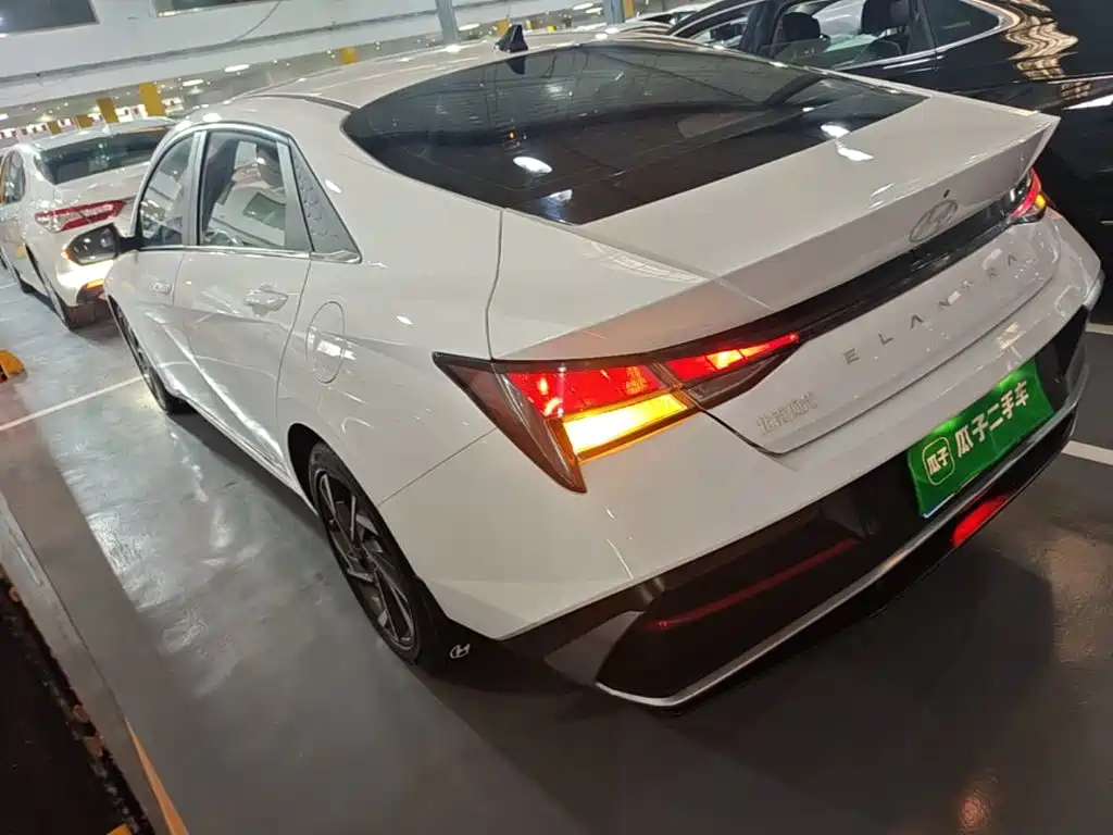 Hyundai Elantra — фото 5