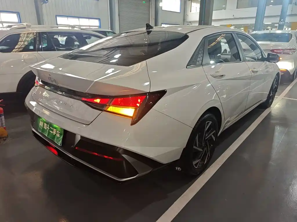 Hyundai Elantra — фото 7