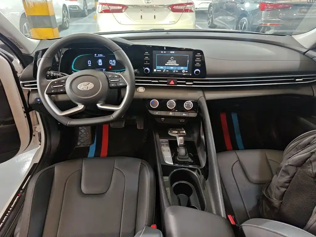 Hyundai Elantra — фото 10