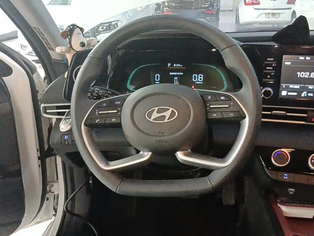 Hyundai Elantra — фото 11