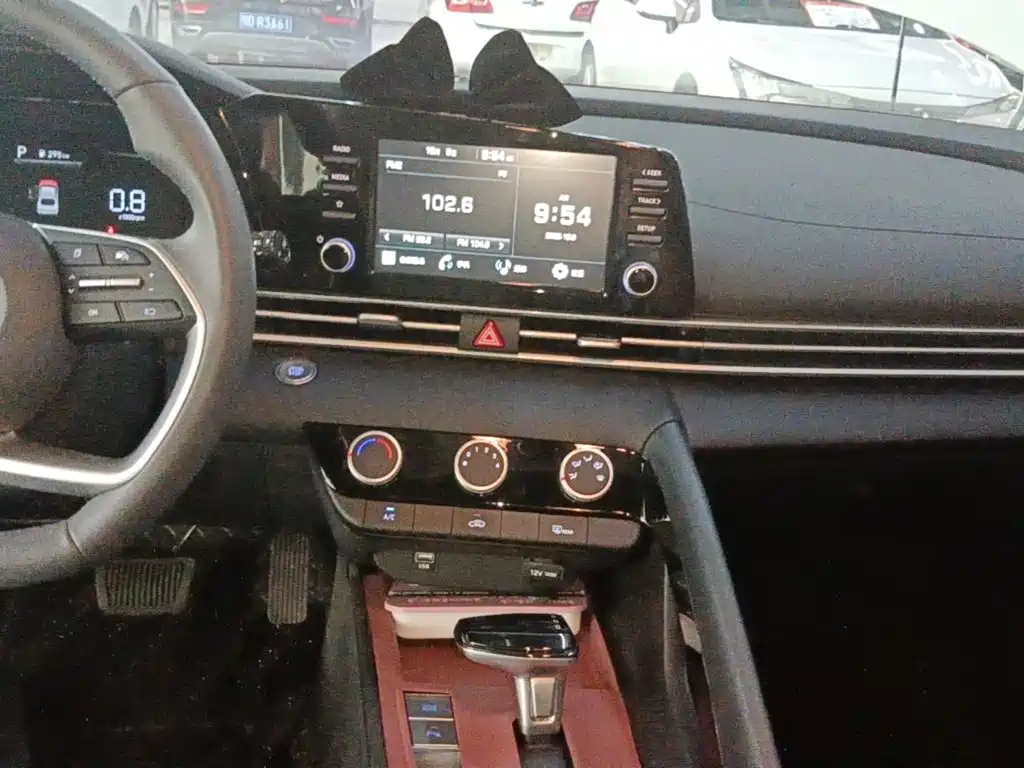 Hyundai Elantra — фото 13