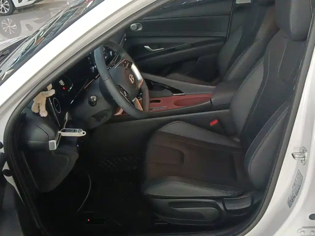 Hyundai Elantra — фото 15