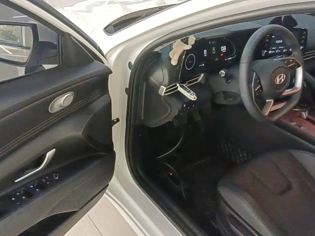 Hyundai Elantra — фото 16