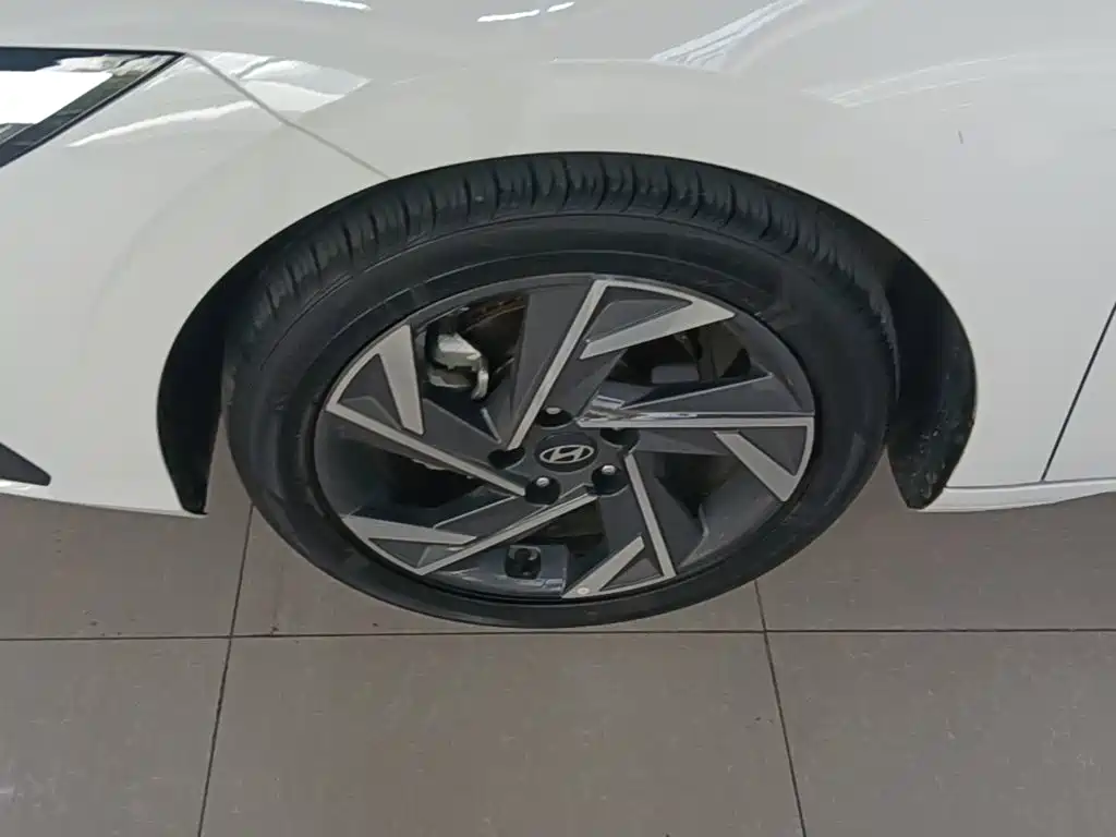 Hyundai Elantra — фото 23