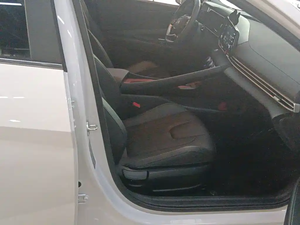Hyundai Elantra — фото 25