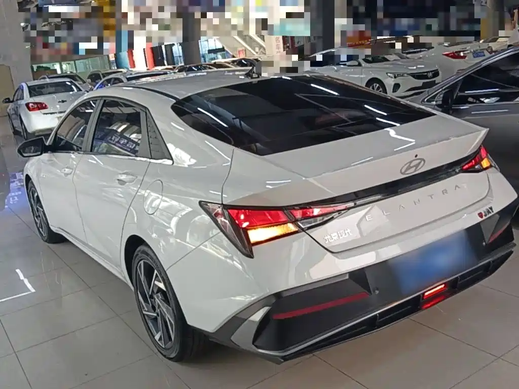 Hyundai Elantra — фото 5