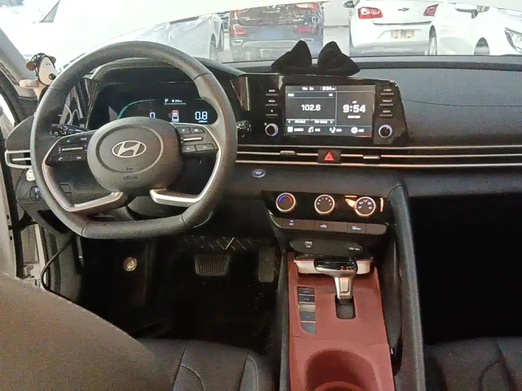 Hyundai Elantra — фото 10