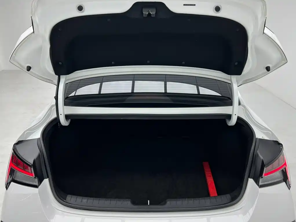 Hyundai Elantra — фото 22